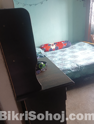 টেবিলটি বিক্রি করতে চাই